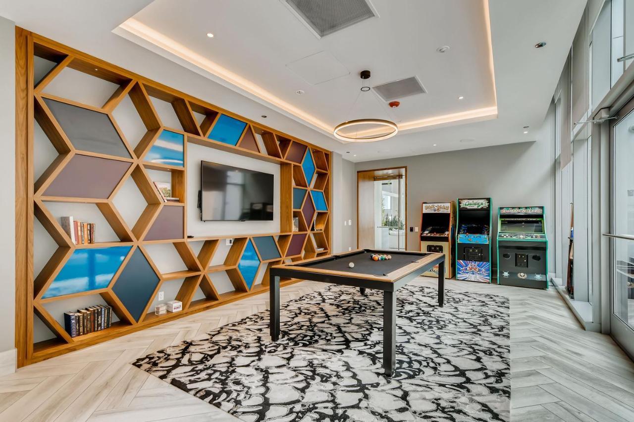 Sentral Michigan Avenue Aparthotel ชิคาโก ภายนอก รูปภาพ The game room at the 2018 Student Union