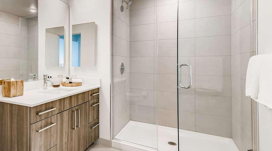 Sentral Michigan Avenue Aparthotel ชิคาโก ภายนอก รูปภาพ A shower with a glass door