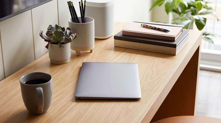 Sentral Michigan Avenue Aparthotel ชิคาโก ห้อง รูปภาพ A closed MacBook Air