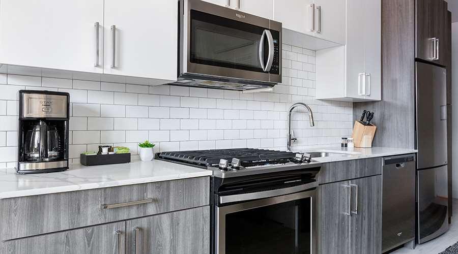 Sentral Michigan Avenue Aparthotel ชิคาโก ภายนอก รูปภาพ A kitchen with a microwave oven