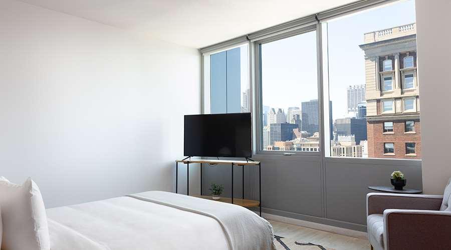 Sentral Michigan Avenue Aparthotel ชิคาโก ห้อง รูปภาพ A bedroom at 100 East 14th Street