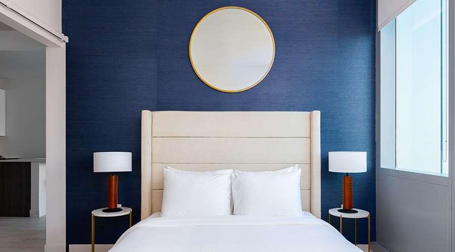 Sentral Michigan Avenue Aparthotel ชิคาโก ห้อง รูปภาพ A bedroom at the Hotel Zags