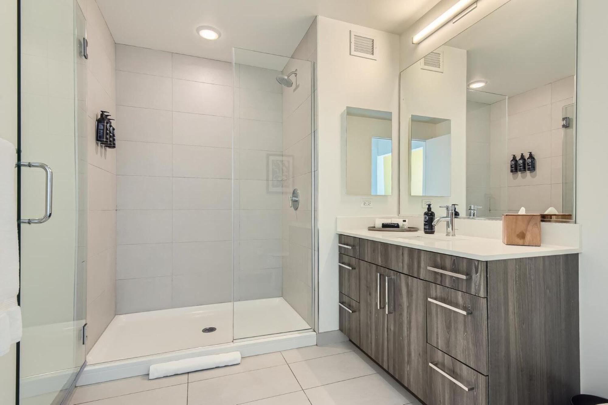 Sentral Michigan Avenue Aparthotel ชิคาโก ภายนอก รูปภาพ A walk-in shower
