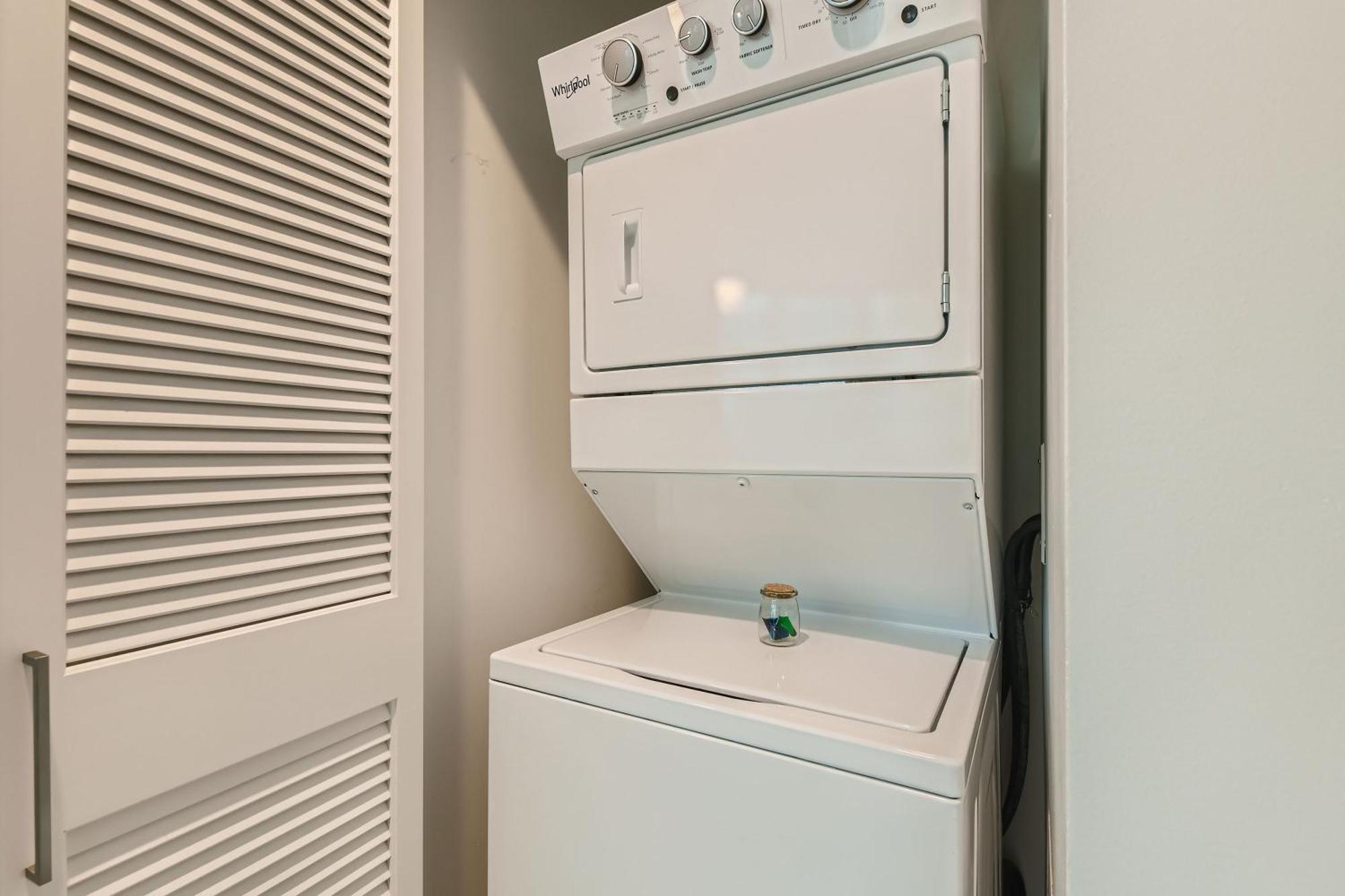 Sentral Michigan Avenue Aparthotel ชิคาโก ห้อง รูปภาพ A stacked washer and dryer