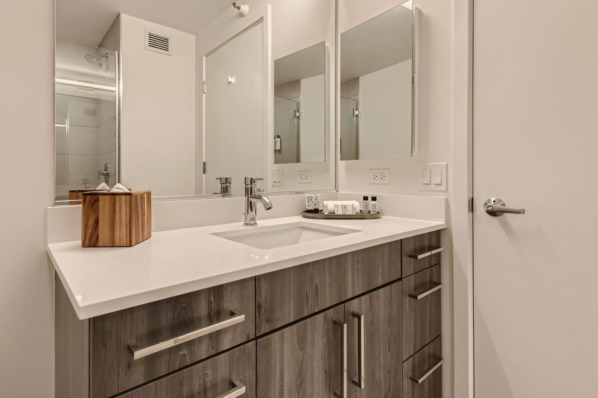 Sentral Michigan Avenue Aparthotel ชิคาโก ห้อง รูปภาพ Bathroom