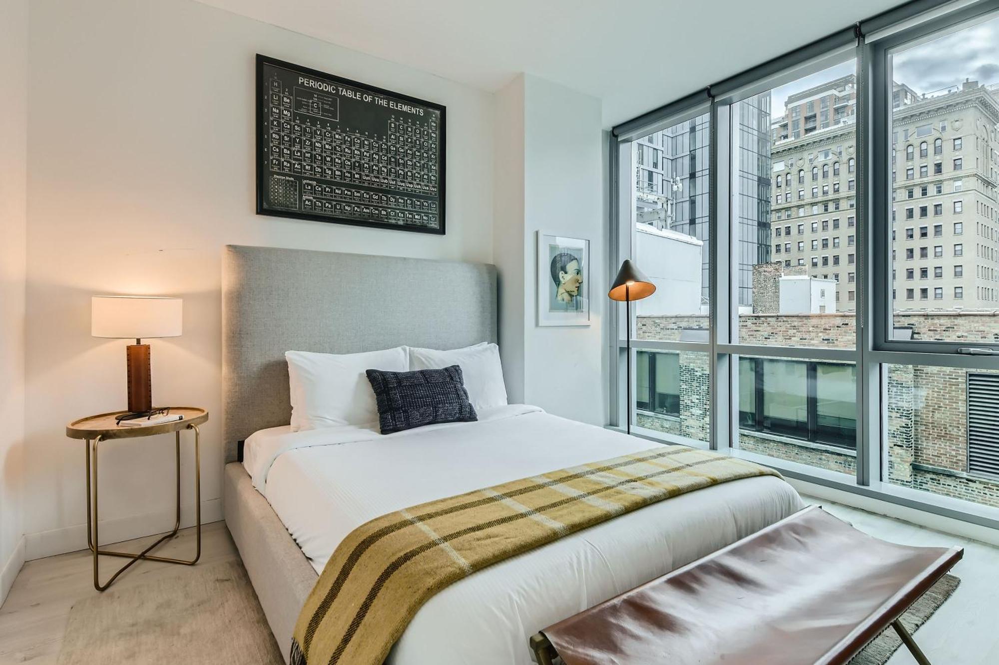 Sentral Michigan Avenue Aparthotel ชิคาโก ห้อง รูปภาพ A bedroom